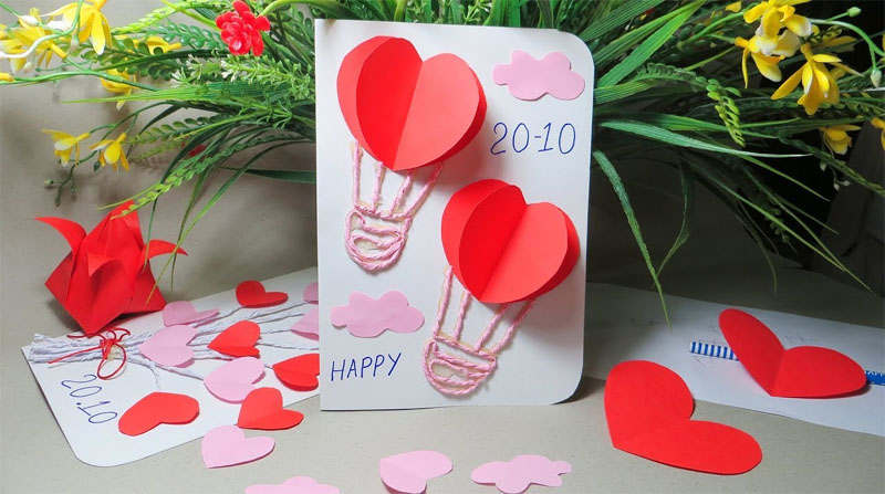 Thiệp và hoa là quà tặng không thể thiếu cho ngày 20/10